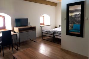 Telewizja i/lub zestaw kina domowego w obiekcie Hotel Spichlerz Pierwszy SPA & WELLNESS