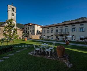 een binnenplaats met tafels en stoelen en een gebouw bij Villa Del Papa in Santa Maria del Giudice