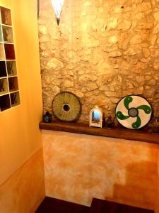 baño con espejo y pared de piedra en Casa Berganzo, Rioja Alavesa, en Berganzo