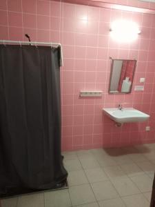 
A bathroom at HI Portimão - Pousada de Juventude

