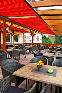 Un restaurante o sitio para comer en Hotel im Rheintal