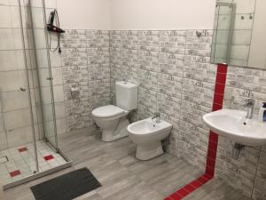 ヴィリニュスにあるLauraのバスルーム(トイレ、洗面台付)