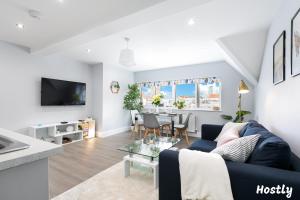 a living room with a couch and a table at Tulip Apartment - The Heart of Reading Town Centre in Reading