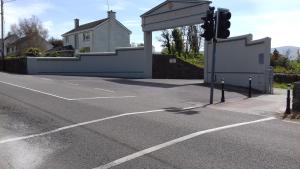 an empty street with a traffic light on the side of the road at Ashfield B&B in Kenmare