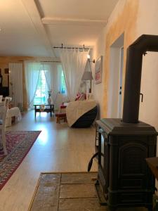 una sala de estar con estufa de leña. en Ferienwohnung Firnhaber - Nieder Seifersdorf Oberlausitz, en Nieder Seifersdorf
