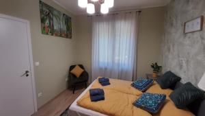 A bed or beds in a room at MHC Apartman