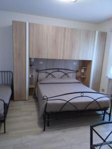 een slaapkamer met een groot bed en houten wanden bij La Casina in Santarcangelo di Romagna