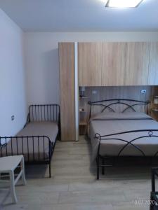 1 Schlafzimmer mit 2 Betten, einem Tisch und einem Stuhl in der Unterkunft La Casina in Santarcangelo di Romagna