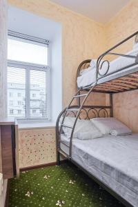 モスクワにあるWinterfell on Taganskaya Squareのベッドルーム1室(二段ベッド2台、窓付)が備わります。