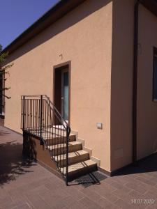 schody prowadzące do budynku z drzwiami w obiekcie La Casina w mieście Santarcangelo di Romagna