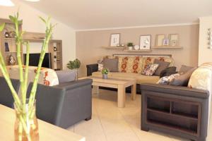ein Wohnzimmer mit Sofas und einem Tisch in der Unterkunft SAPPHIRE & IVORY Luxury Apartments - Kavala in Kavala