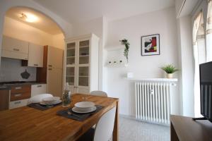 cocina y comedor con mesa de madera en Lovely Panoramic View Apartment - Affitti Brevi Italia en Aosta