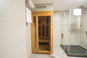 baño con ducha y puerta de cristal en Ramada Plaza By Wyndham Izmir, en Izmir