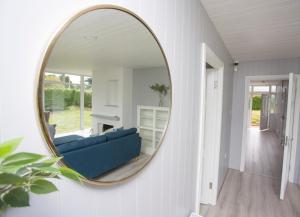 TV a/nebo společenská místnost v ubytování Cornagower East Brittas Bay by Trident Holiday Homes