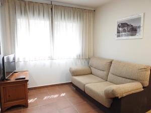 ein Wohnzimmer mit einem Sofa und einem Fenster in der Unterkunft Ca l'Aloy in Arfa
