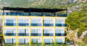 un edificio al lado de una montaña en Kaş Sun Glare Hotel, en Kas