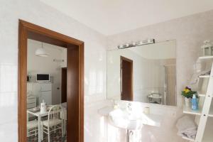 un baño con lavabo y espejo en Villa Jadì Sottomarina, en Chioggia 59 fotos más