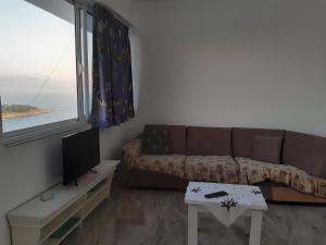 Ruang duduk di Luigi s Fairyview Apartment