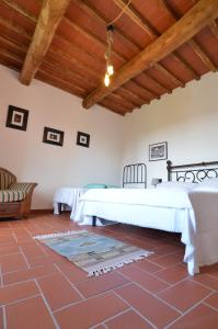 a bedroom with two beds and a couch in a room at La Casa Nell'Aia in Monsummano