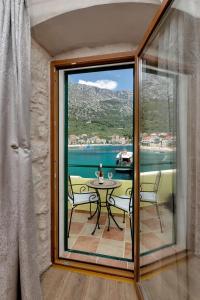 a balcony with a table and a view of the water at Lux Dado Igrane in Igrane