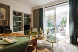een woonkamer met een tafel en een groot raam bij Oásis - 82689AL in Lissabon