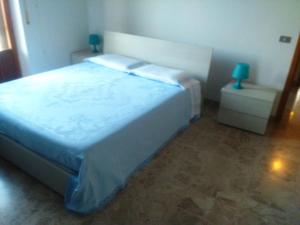 A bed or beds in a room at Appartamento in zona tranquilla a 400m dal mare