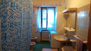 A bathroom at Appartamento in zona tranquilla a 400m dal mare