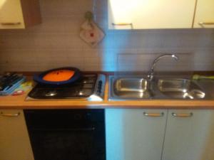 A kitchen or kitchenette at Appartamento in zona tranquilla a 400m dal mare