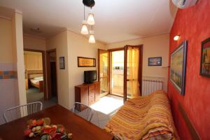 TV a/nebo společenská místnost v ubytování Residence Sole e Mare appartamenti