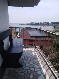d'un balcon avec une table et une vue sur l'eau. dans l'établissement Квартири - стаи за гости, Ахтопол, à Ahtopol