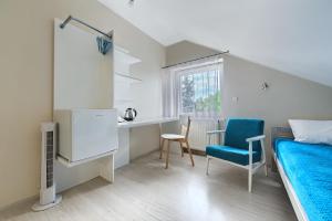 1 dormitorio con cama, escritorio y silla en Pensjon Polska, en Poznan