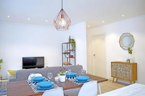 - un salon avec une table et un canapé dans l'établissement Apartamento PILARE, a las puertas del Pirineo Navarro, à Lumbier