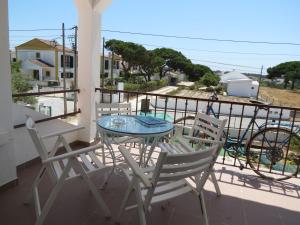 d'une terrasse avec une table et des chaises sur un balcon. dans l'établissement Sublime Sun & Van - By Meco Stays, à Alfarim