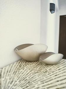 two bowls sitting on top of a bed at Mi Casa Su Casa in Montijo