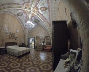 Duży pokój z łóżkiem i sufitem w obiekcie PENSIONE ITALIA w mieście Bolsena