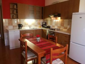 A kitchen or kitchenette at Apartments Pearl