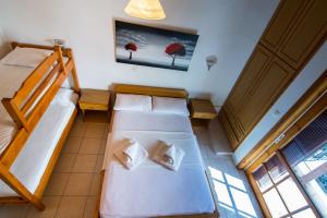 a room with two bunk beds and a tv at Margarita Apartments in Kanali