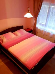 En eller flere senge i et værelse på Apartman Sergej 2