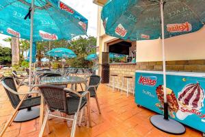 A restaurant or other place to eat at El Dorado Sun Las Américas by Vapagó Tenerife