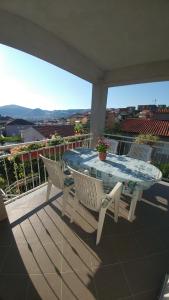 una mesa y sillas en un balcón con vistas en Apartment Tina en Trogir