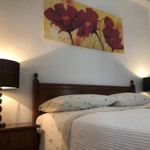 - une chambre avec un lit orné d'une peinture murale dans l'établissement Da Nonna Stella, à Miglianico