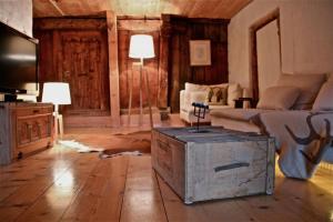a living room with a trunk in the middle of the room at Tgesa Ferrera in Schmitten