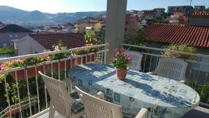 una mesa y sillas en un balcón con vistas en Apartment Tina, en Trogir
