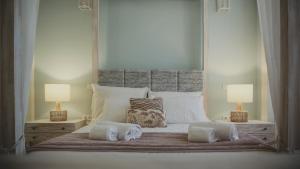 een slaapkamer met een groot bed met 2 lampen bij viterbo'8 - The Artists House in Porto