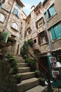 ロヴィニにあるCasa Bachieriの階段を前に建つ古い建物