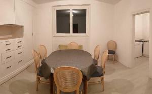 a dining room table and chairs in a kitchen at Gîte des Seigneurs in Ammerschwihr