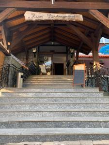 eine Treppe, die zu einem Gebäude führt in der Unterkunft Gasthaus & Pension Zum Fürstengrund in Reichelsheim