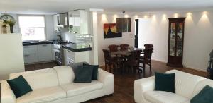 Kjøkken eller kjøkkenkrok på Lake House 74, luxury accommodation ir Sauna