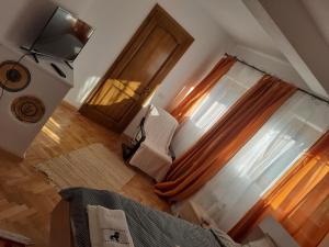 an overhead view of a room with a window and a door at Pensiunea Costesti in Costeşti