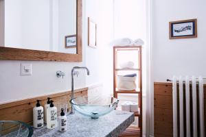 Ένα μπάνιο στο Maloja Palace Suites CO2-Neutral